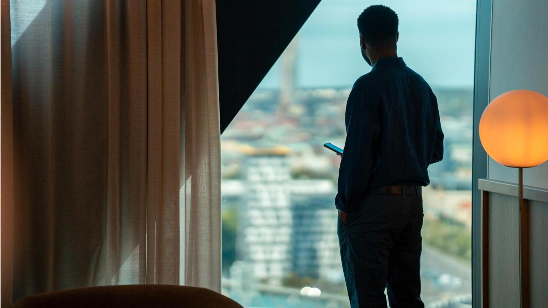 Hotel Jacyz Göteborg Exterior foto A man using a smartphone