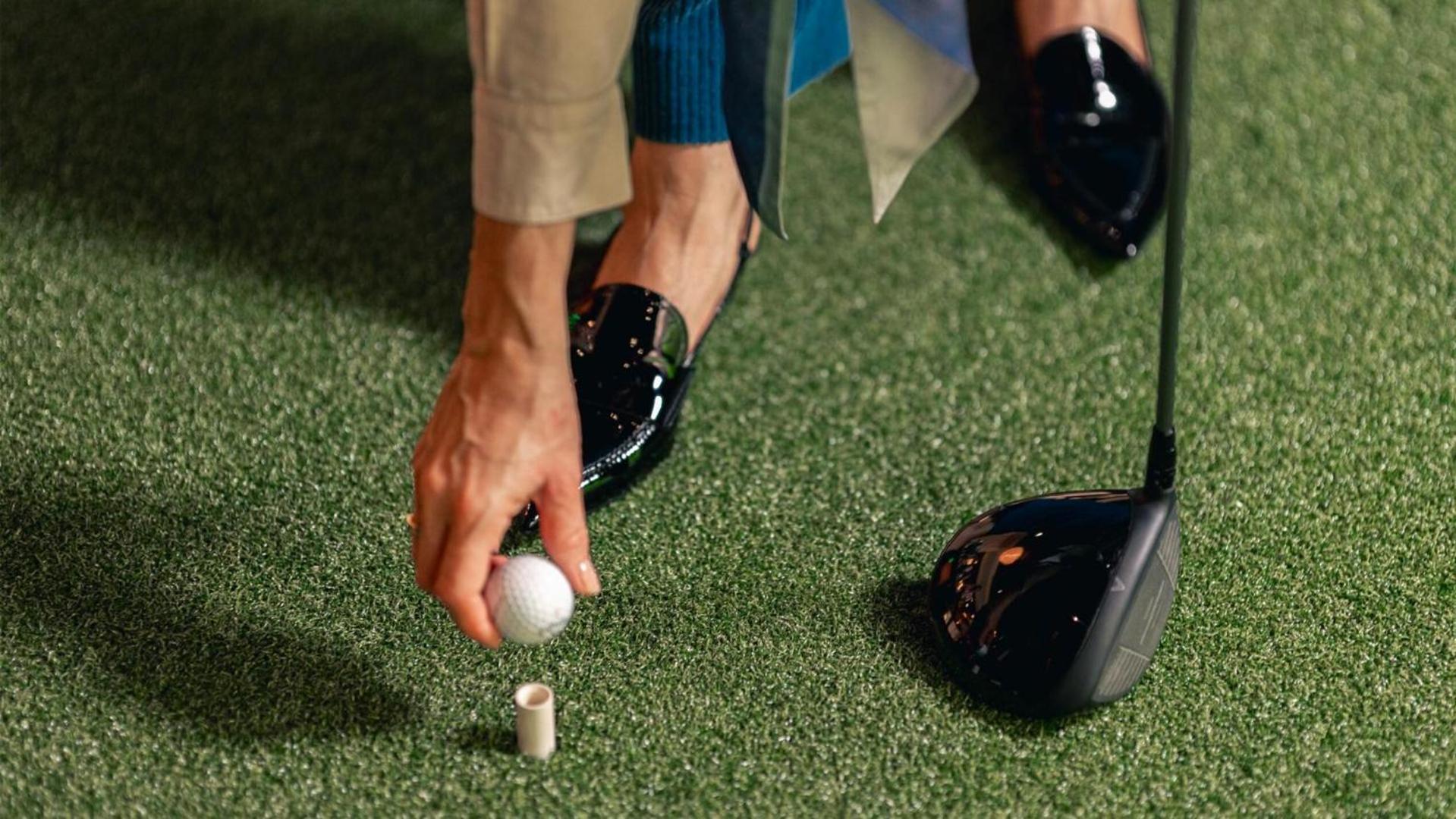 Hotel Jacyz Göteborg Exterior foto Golf ball being placed on a tee