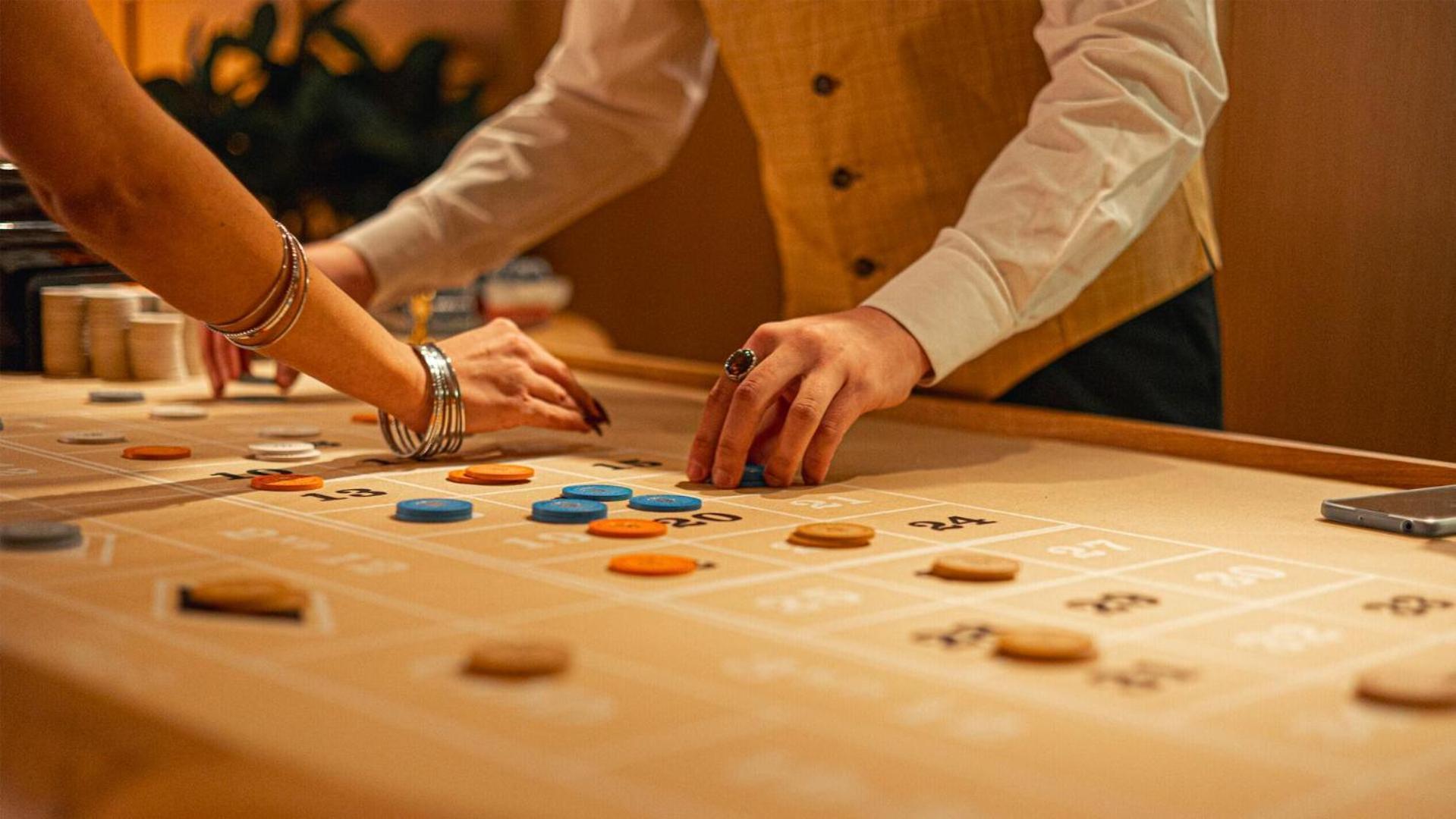 Hotel Jacyz Göteborg Exterior foto A game of Backgammon