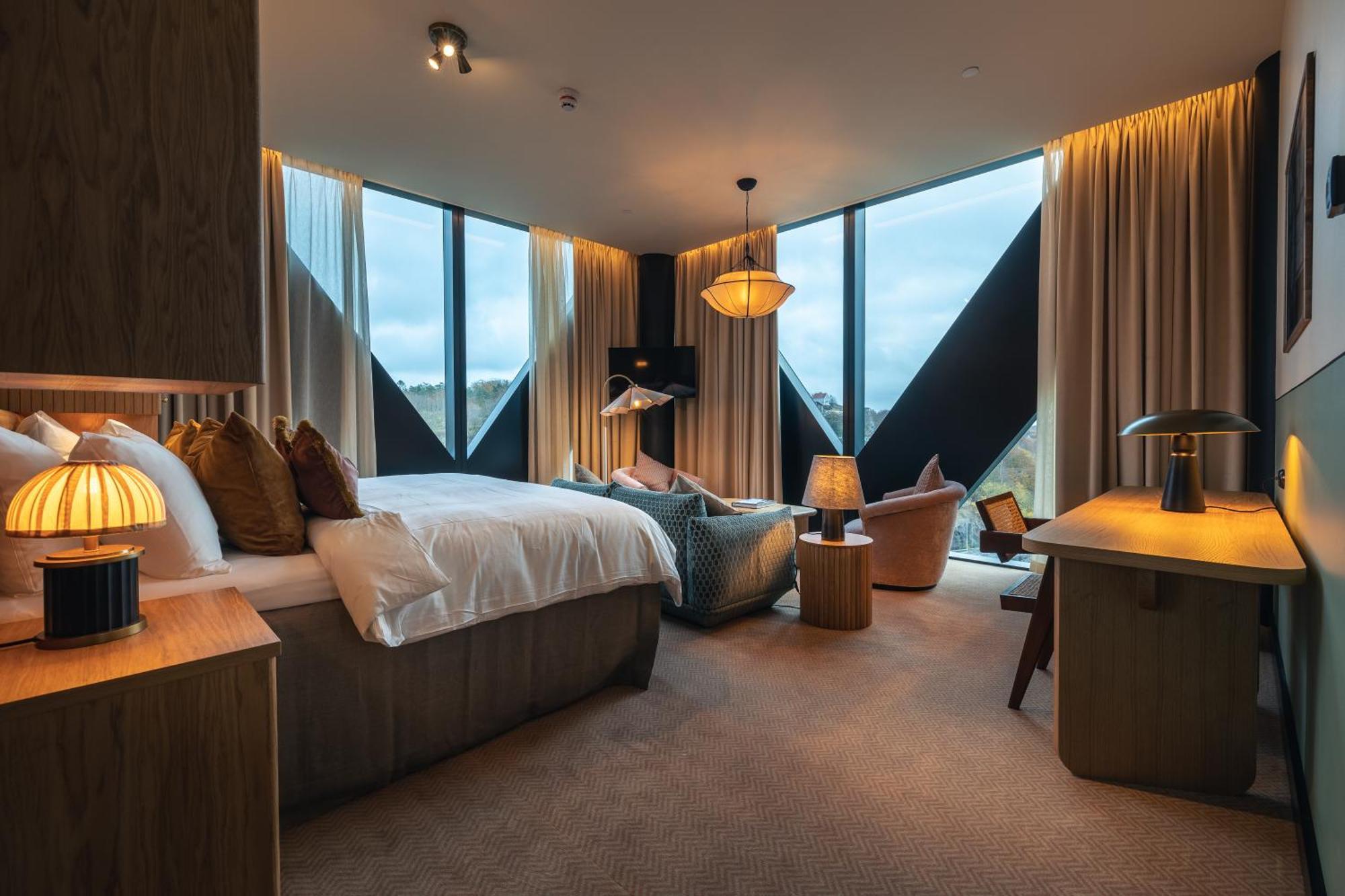 Hotel Jacyz Göteborg Exterior foto The 100-metre-high (330 ft) windows in the hotel's rooms
